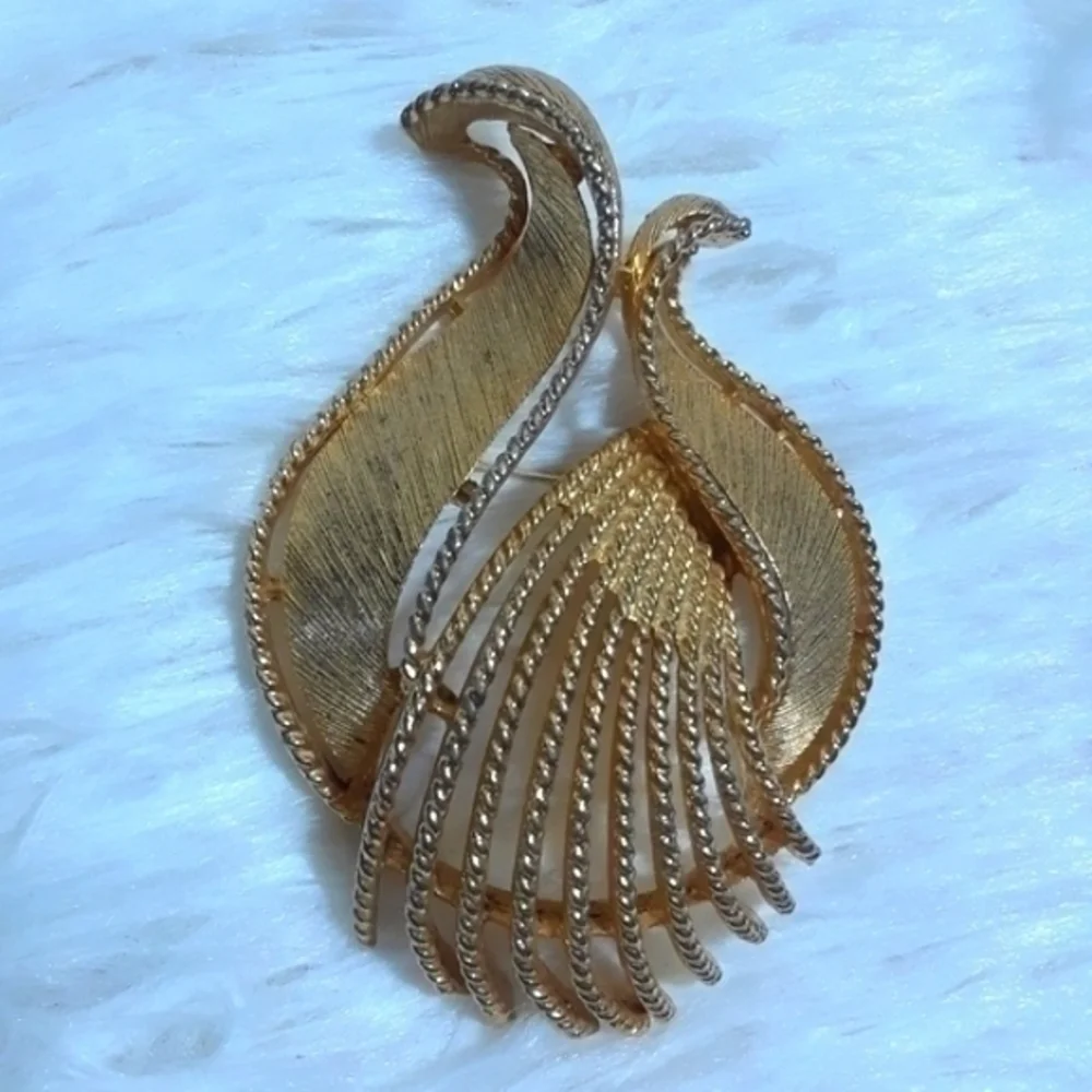 Vintage Gold Tone Lisner Signed Brooch Pin